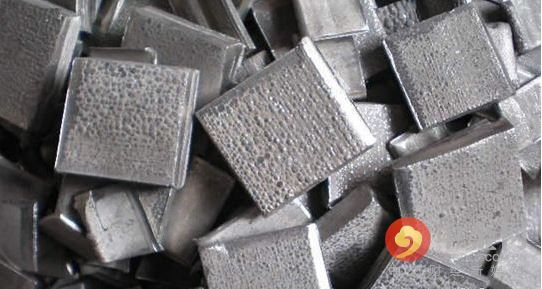 5月期鎳連續(xù)第三個(gè)月下跌，周四觸及去年6月來(lái)最低水準(zhǔn)每噸8,810美元，今年迄今下跌12%，是跌幅最大的主要基本金屬。